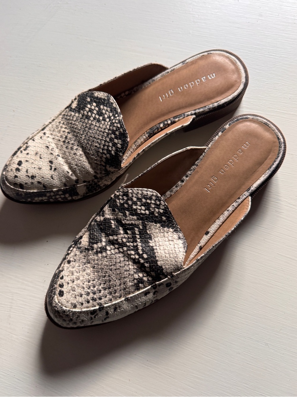 Madden Girl Black & Tan Snake-Print Slide Pointed Toe Low Heel mules Sz 7.5 - Picture 7 of 10